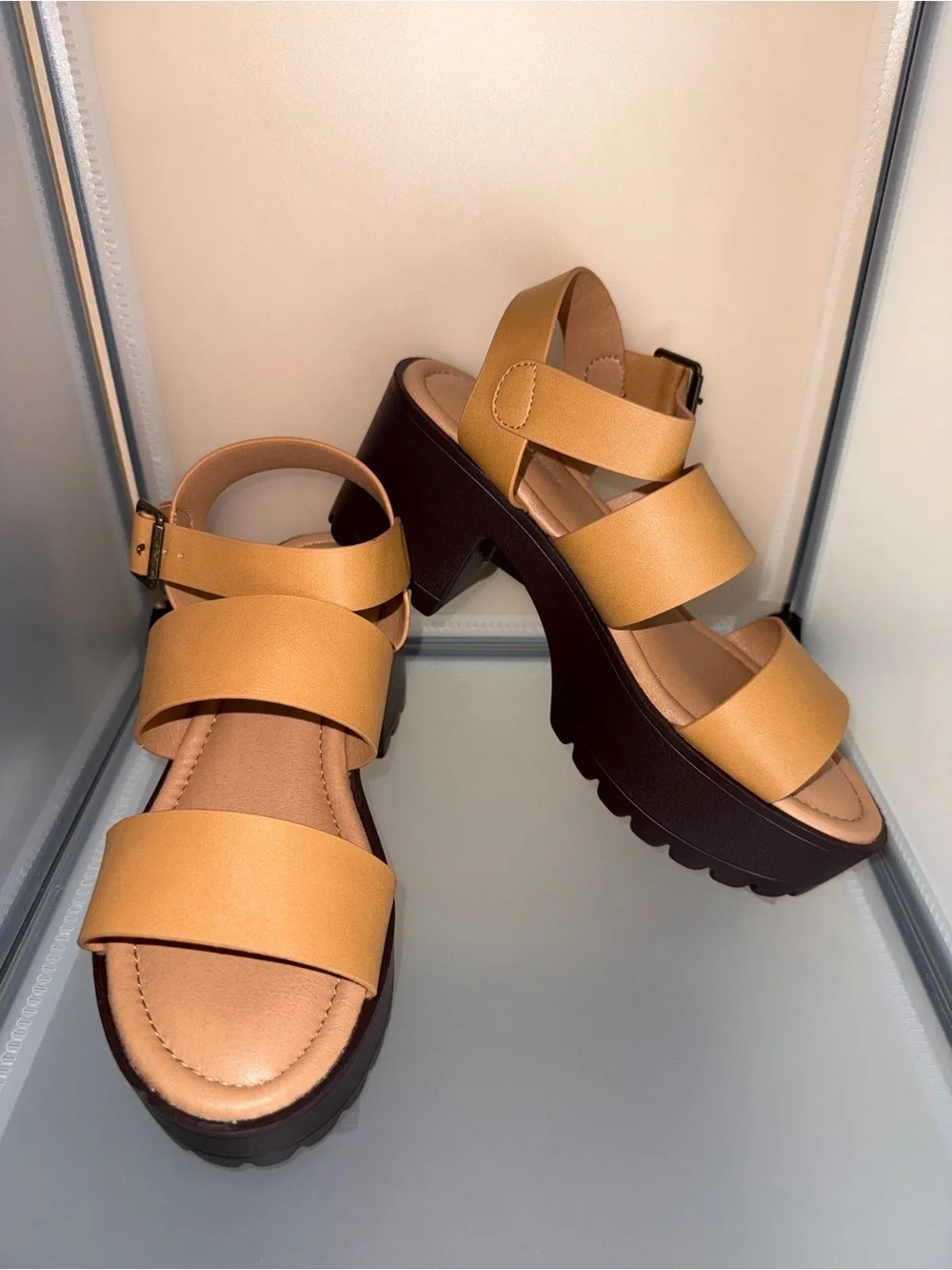 Forever Link Women’s Tan Strappy Buckle Platform Block Heel Sandals Size 6.5
